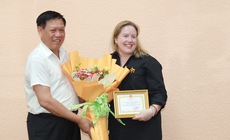 Bộ Y tế trao Kỷ niệm chương ‘Vì sức khoẻ nhân dân’ cho Phó Giám đốc Phòng y tế, USAID tại Việt Nam